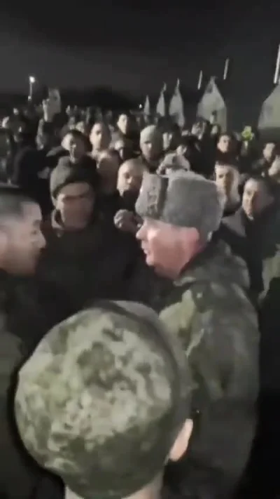 EarpMIToR - > pijany oficer próbuje uspokoić pijanych zmobilizowanych
xD

#ukraina...