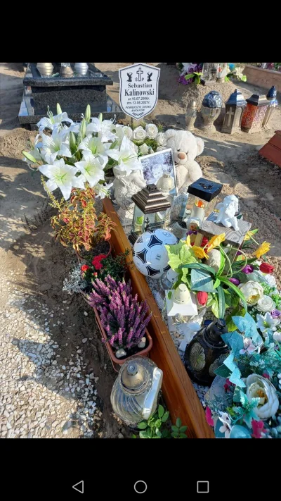 13sierpnia - @bigbeng: Bylam w sierpniu na grobie Sebastiana...Grob wygladal biednie,...