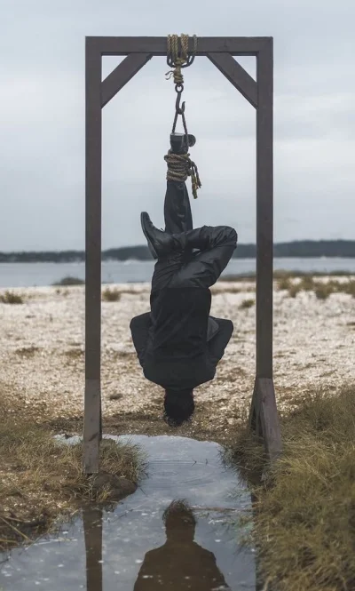 GARN - #sztuka #art #fotografia #tarot autor: Nicolas Bruno, The Hanged Man (jedna z ...