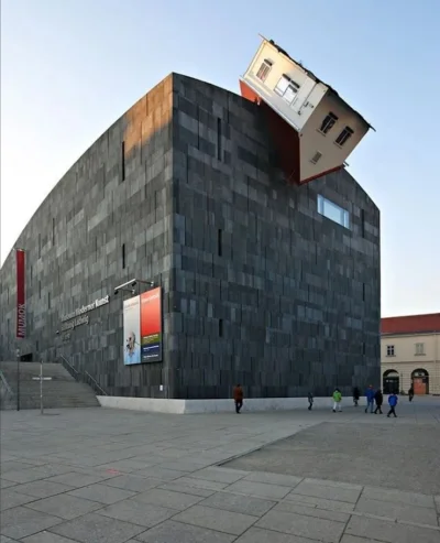 Loskamilos1 - Poniżej budynek, w którym mieści się muzeum sztuki nowoczesnej, zlokali...