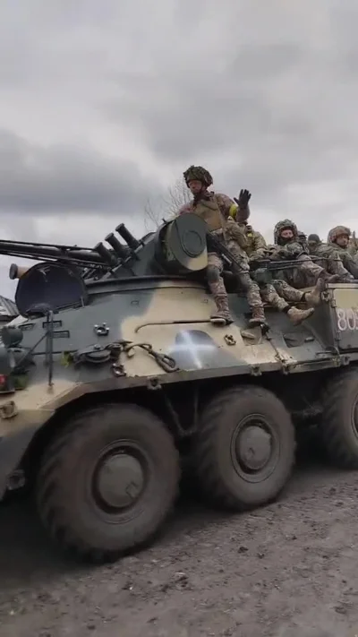 OttoBaum - Kolumna pojazdów opancerzonych sił ukraińskich, dowodzona przez T-72B3 o n...