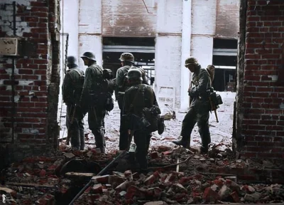 wojna - Niemiecka piechota robi sobie przerwę wśród zniszczonych budynków, podczas za...