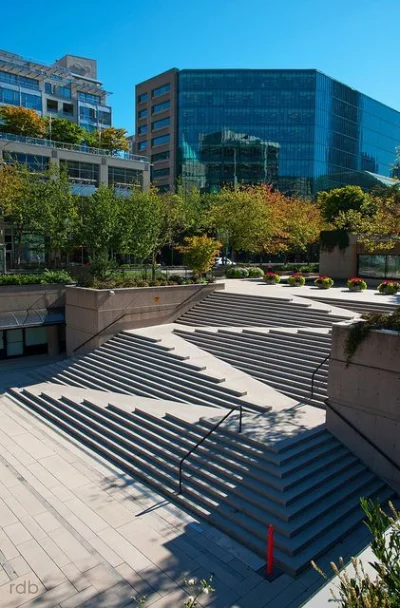 pogop - Robson Square, Vancouver BC - Schody te są często prezentowane jako genialne ...