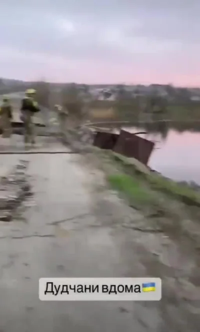 Thorkill - Żołnierze ukraińscy przy zniszczonym moście na grobli w Dudchanach. 47.184...