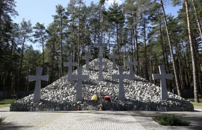 P.....a - @Rusther: to Wspólna Mogiła Ofiar Totalitaryzmu na Polskim Cmentarzu Wojenn...