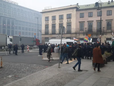 Laszl0 - Elementy LPGT zostały zablokowane ciężarówkami.
#marszniepodleglosci stanął