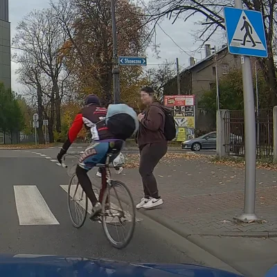 dashcambandit - Jaki jest mandat dla rowerzysty za omijanie pojazdu, który jechał w t...
