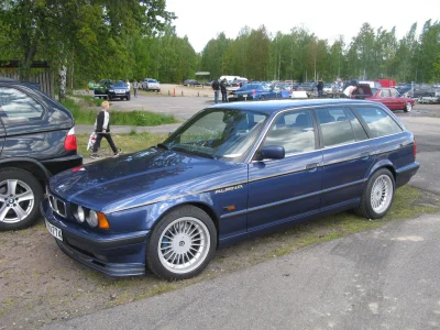 SonyKrokiet - > alpina

@RitmoXL: jak Alpina to tylko E34 Touring ( ͡°( ͡° ͜ʖ( ͡° ͜...