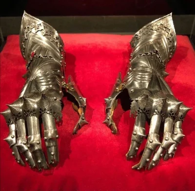 Loskamilos1 - Rękawice należące dawniej do Maksymiliana I, od 1486 roku króla Niemiec...