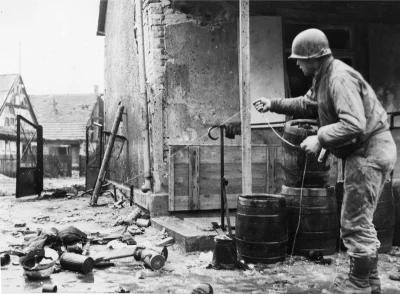 wfyokyga - Amerykańskie żołnierz sprawdza Panzerschrecka, czy nie zaminowany. Albo co...