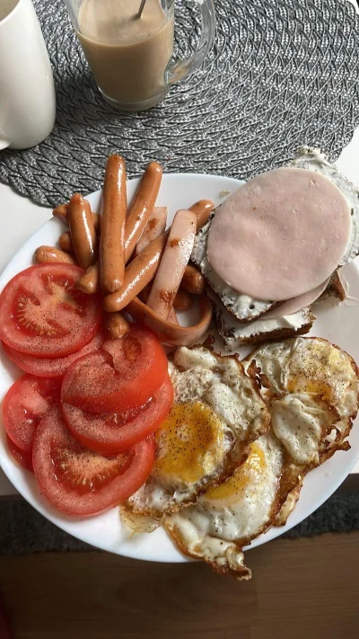 pawelkomar - #gotujzwykopem #sniadanie #foodporn 

Typowe śniadanie na kaca ( ͡° ͜ʖ ͡...
