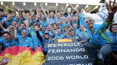 tumialemdaclogin - Fernando Alonso i Renault świętujący mistrzostwa konstruktorów. GP...