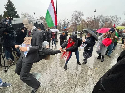funkmess - Pod węgierską ambasadą w PL - "ludzie próbujący wyciągnać Orbana z tyłka P...