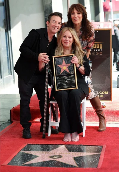 josedra52 - Christina Applegate ze swoją gwiazdą na Hollywood Walk Of Fame.

#seria...