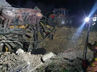 Kakoq - @yerbaman9421: dół zupełnie jak po wybuchu traktora( ಠ_ಠ)
To zdjęcie chyba n...