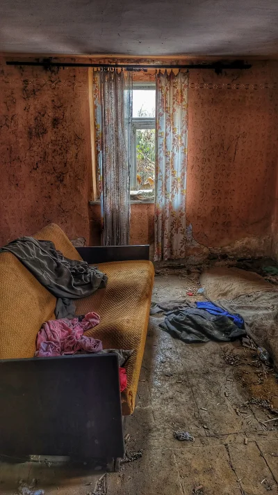 EvELina30 - Zapraszam na kolejną eksplorację opuszczonego domu w bardzo złym stanie. ...