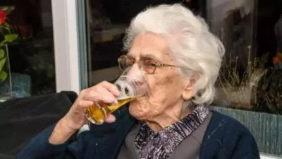 mlattari68 - Czy piwo jest zdrowe? Ta 98-latka wypija 20 małych piw dziennie i jest o...