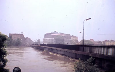Faenskaphet - Powódź 1970. Blisko było. Uwagę też zwraca neon na kamienicy na Krasińs...