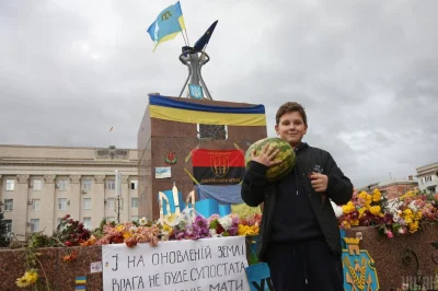 Bolxx454 - Chersoń główny plac po wyzwoleniu - obok ukraińskich symboli flaga zbrodni...