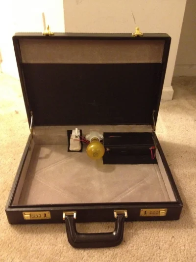 mapache - @Podlaski_warmianin: może to prototyp walizki do Pulp Fiction ( ͡° ͜ʖ ͡°)