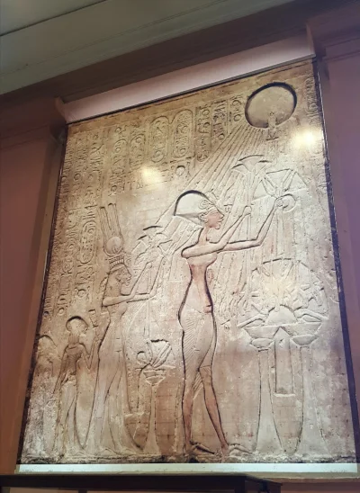 Loskamilos1 - Relief ukazujący egipskiego władcę Amenhotepa IV, żonę Nefertiti oraz j...