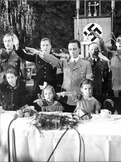 4ntymateria - Joseph Goebbels z córkami na przyjęciu bożonarodzeniowym, 1937 r. #niem...