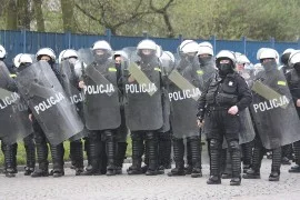 Springiscoming - @tripex: u nas lepiej przygotowana policja chroni miesiecznice...