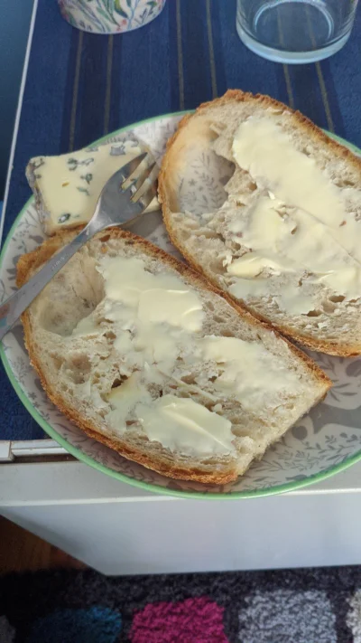 aberotryfnofobia - Śniadamko na dzisiaj. Dwie kromki chleba z masłem, kawałek sera.

...