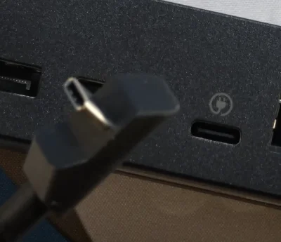 szary-obywatel - Znalazł ktoś może adapter 90 albo 180 stopni do USB-C, który dobrze ...