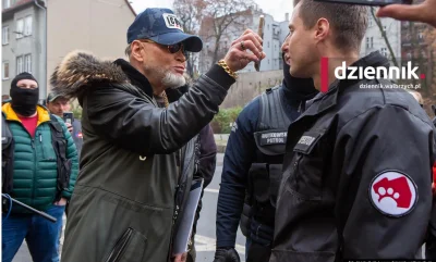 powsinogaszszlaja - Gdyby do mnie tak wyciągnął łapę, dostałby gazem po ślepiach.