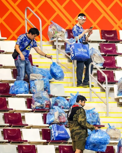 B.....a - Japończycy wnieśli na stadion śmieci by rozrzucić i zrobić syf na stadionac...