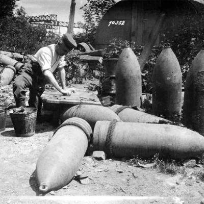 wfyokyga - Chłop se myje majty, obok pocisków do działa kolejowego kalibru 50cm, 1918...