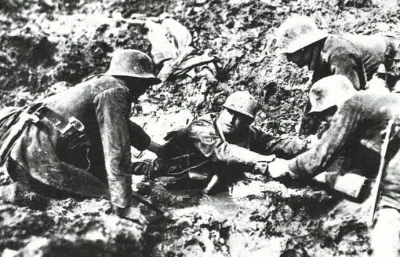 wfyokyga - Niemieccy żołnierze pomagają francuzowi, który utkwił w bagne/błocie, 1918...