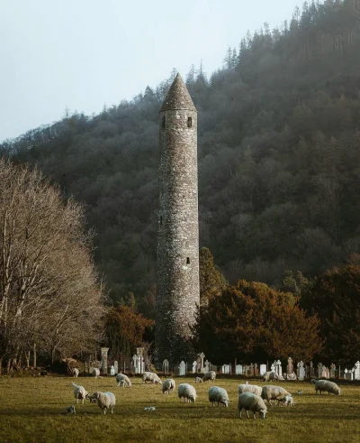 Borealny - Okrągła XI-wieczna wieża Glendalough. Należy do klasztoru założonego w VI ...