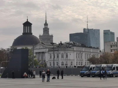 LoginZajetyPrzezKomornika - I ten pomnik w tle słusznie minionego ustroju, do którego...