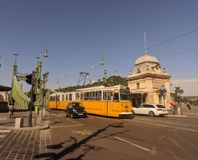 sylwke3100 - Budapesztański tramwaj linii 49 wyjeżdża za Mostu Wolności i kieruje się...