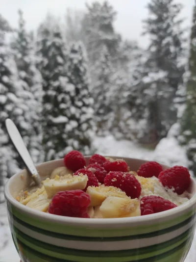 trusru - Za oknem śnieg, na śniadanko wleciała kolorowa miseczka dobra, a do tego jes...