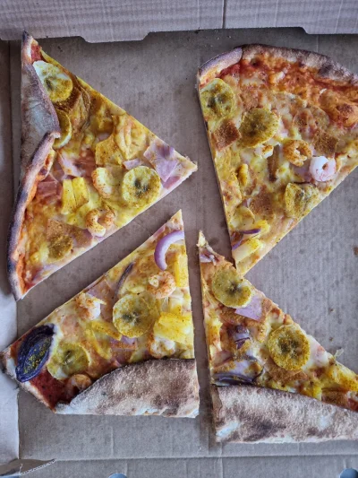 trzeci - Przed państwem #pizza z ananasem, bananem, krewetkami, szynką, cebulą i curr...