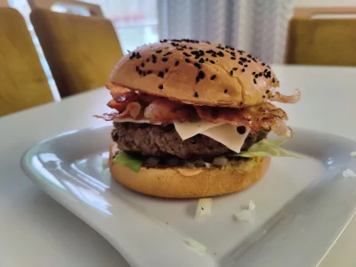 Vampurr - Burgerek. Wygląda jak gówno ale smakuje jeszcze lepiej.
#burger #jedzenie #...