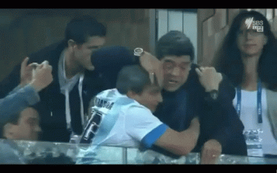 wfyokyga - Pamiętacie jak Maradona szalał na trybunach 4 lata temu? Kiedyś to było xd...