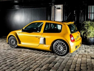 francuskie - Renault Clio V6 

#samochody #motoryzacja #renault #carboners