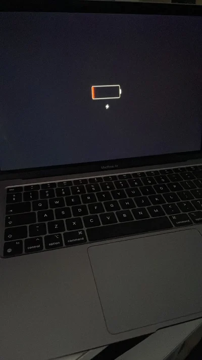 krsu - Hej, nie moge uruchomić mojego macbooka m1 air. Caly czas pokazuje, ze bateria...