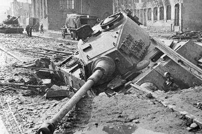 wfyokyga - Königstiger w #gdansk 1945, który wpadł do leja po bombie lotniczej, czy j...