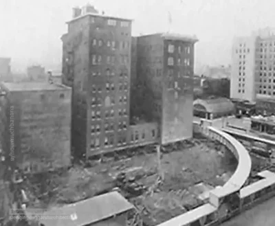Mega_Smieszek - Rok 1930. Budynek Indiana Bell został przemieszczony 16 m na południe...