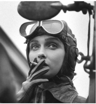 Sultanat_Muszelki - 22-letnia pilotka osy Shirley Slade w hełmie, goglach i rękawicac...