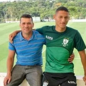 ManiacTeam - @wypalony: Nie, to syn Antonia Carlosa Andrade. Łap fotkę z ojcem.

@m...