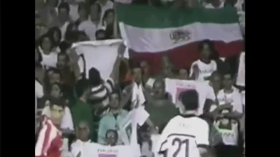 JanLaguna - Flaga Iranu z czasów Szacha na trybunach, wywieszona przez sympatyków MKO