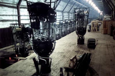 wfyokyga - Silniki rakietowe V-2 (V-2) w hali montażowej tajnej podziemnej fabryki Mi...