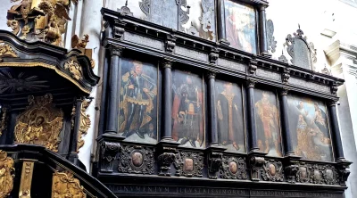 PrzewodniG - W XVI wieku wnętrze kościoła klasztornego w Oliwie ozdobiono malowidłami...