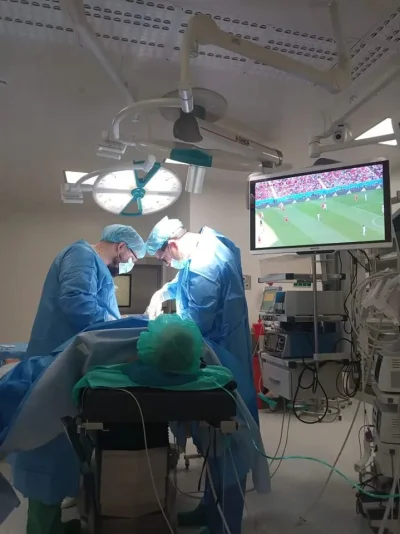 Sultanat_Muszelki - Mężczyzna oglądał mecz MŚ na stole operacyjnym przy znieczuleniu ...